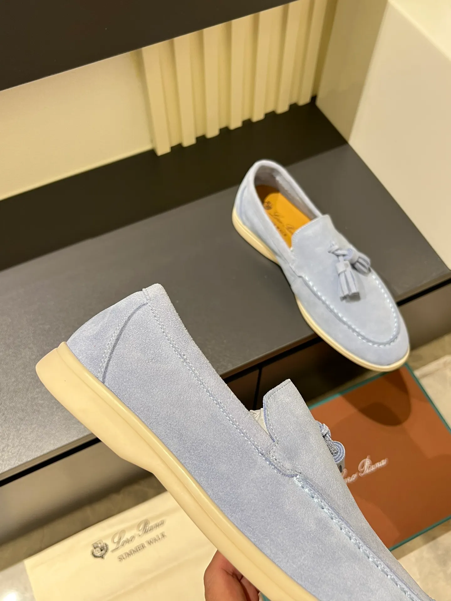 Men's shoes 💰p360 "Loro men's shoes 💰pian'*" Classic L men's shoes for couples 💰p Top version British flat loafers, a must-have item in old money style, the minimalist design is eye-catching and durable, a plus point for dressing The soft foot feel and texture are outstanding. They don’t scratch your feet and are very nice. They are matched with soft and waxy soles. They can be worn daily for a long time without getting tired. They are easy to wear, versatile and classic items, with perfect foot feel and texture! Imported cashmere fabric, the lining is made of imported A-grade water-dyed cow lining, the top version of the genuine leather midsole is sewn with pure handmade mark thread! Size: Female 35-40 (34. Customized) Male 38-44 (45.46. Customized)
